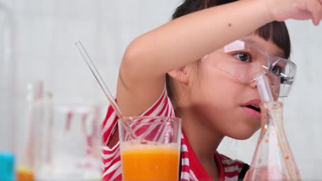 los niños están aprendiendo y haciendo experimentos científicos en el aula. niña pequeña jugando experimento científico para la escuela en casa. experimentos científicos fáciles y divertidos para niños en casa.