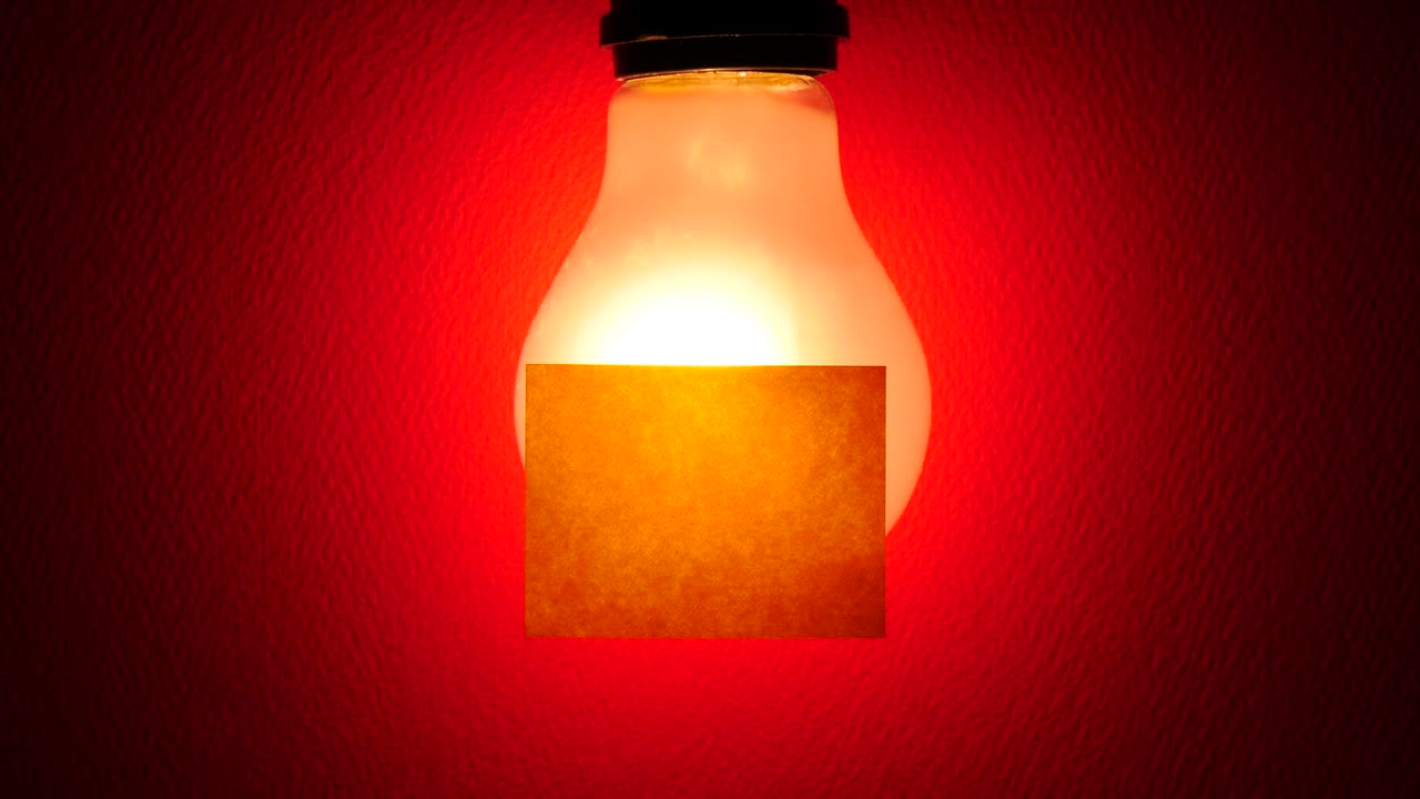 전구 위에 포스트 이트 종이를 는 것