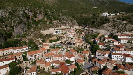 Das-Malerische-Dorf-Dhermi-Liegt-An-Hängen-Mit-Blick-Auf-Das-Meer-Und-Bietet-Luxusresorts-Für-Den-Sommerurlaub-Und-Charmante-Häuser-Zur-Miete