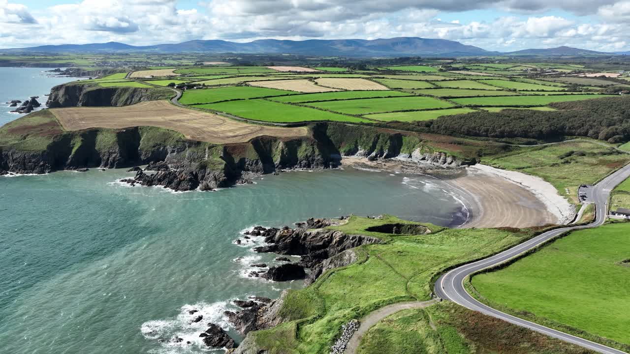 아일랜드의 해안 (copper coast road) 워터포드 (waterford) 가 경이로운 코메라 산맥과 함께 킬머린 코브 (kilmurrin cove) 로 내려가는 정적