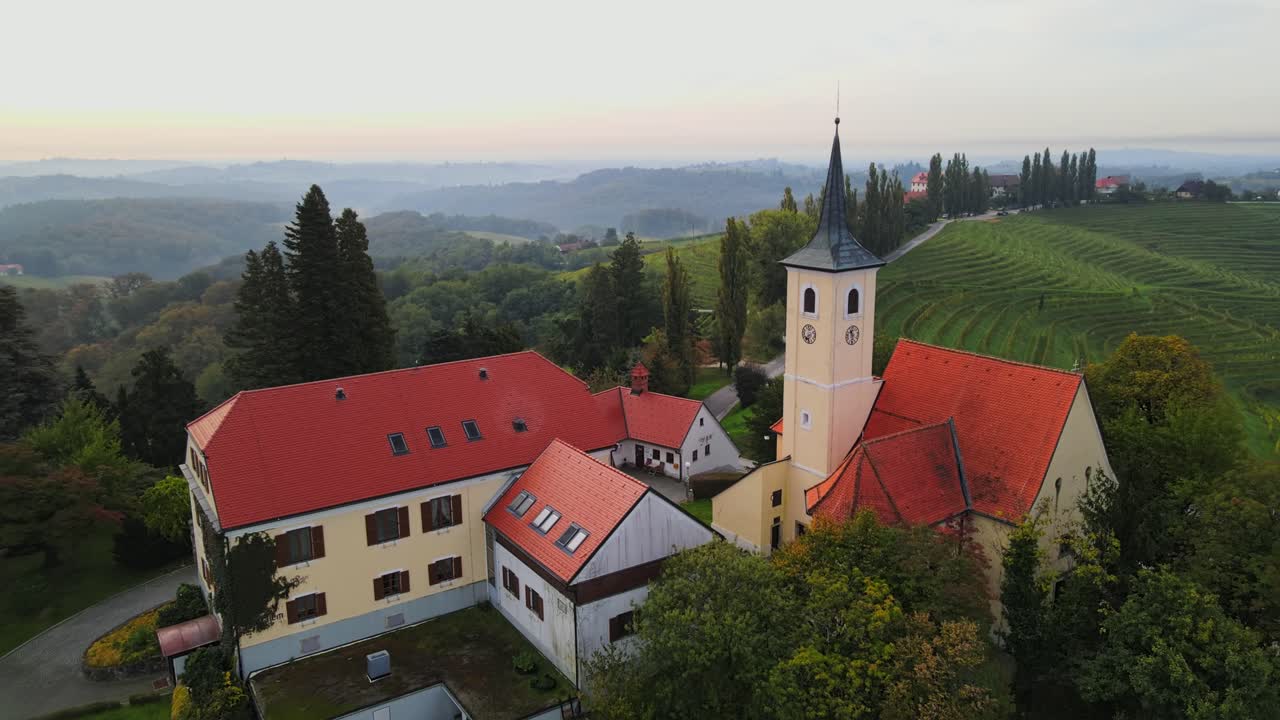Riprese aeree 4K con drone di Jeruzalem durante l'alba. Jeruzalem è un piccolo insediamento nel Comune di Ljutomer nella Slovenia nord-orientale