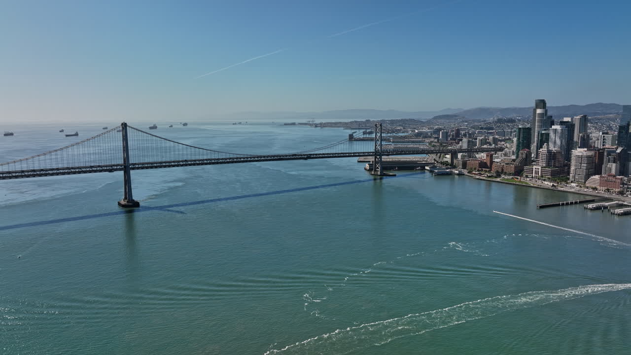 샌프란시스코 캘리포니아 공중 v141 베이 브리지의 탁 트인 패닝 전망과 고층 빌딩이 있는 금융 지구의 해안가 도시 풍경이 스카이라인을 지배합니다 - mavic 3 cine으로 촬영 - 2022년 5월