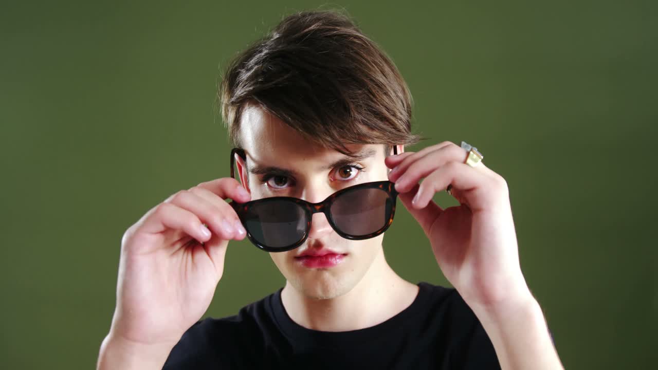 초록색 배경 에 포즈 를 취하고 있는 남성