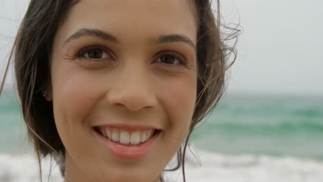 vista frontal de una mujer caucásica de pie en la playa 4k