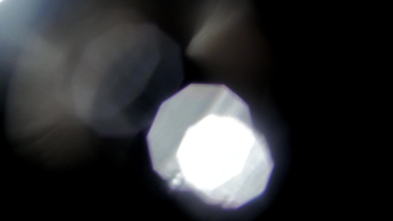 Light leaks e lens flare cinematografici su sfondo nero