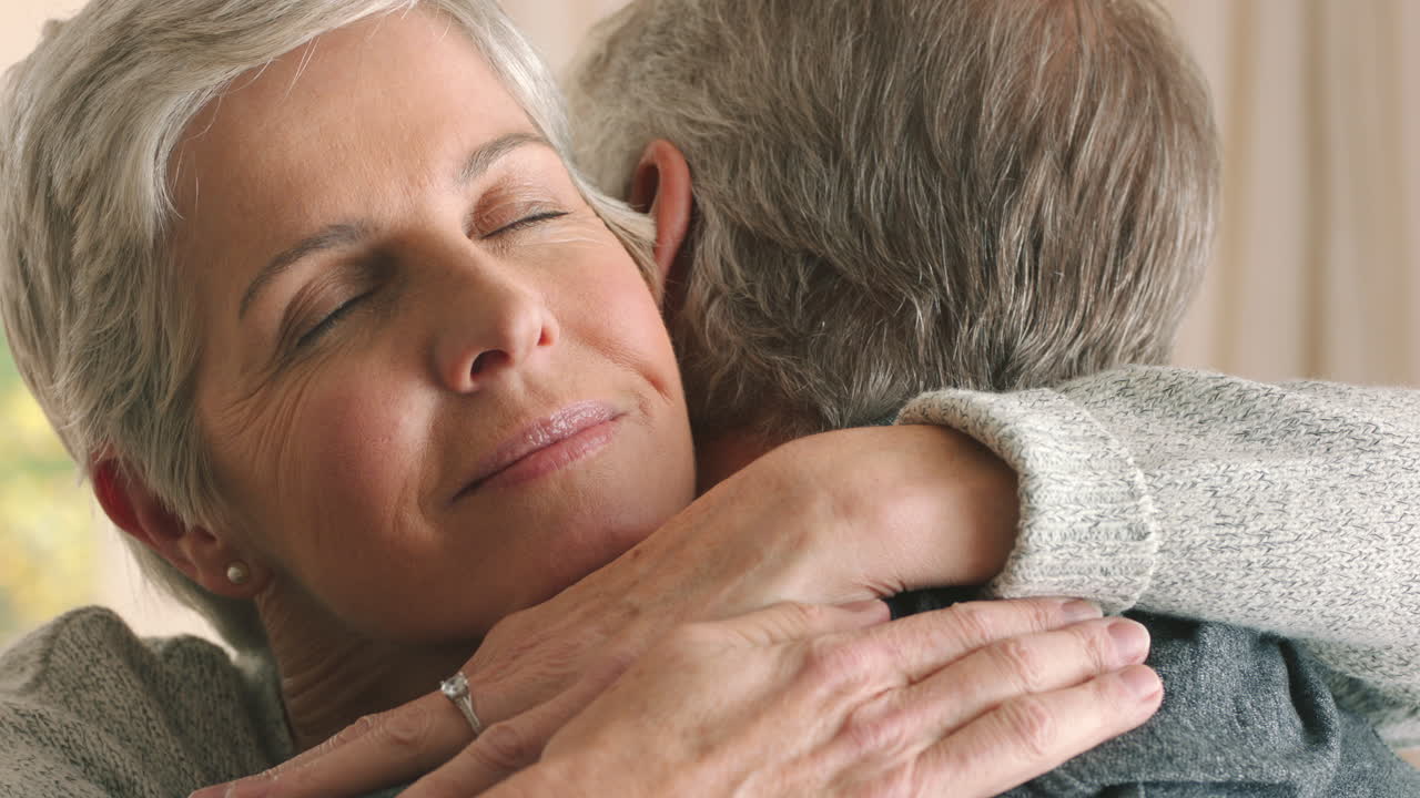 abrazo, pareja mayor y amor entre socios