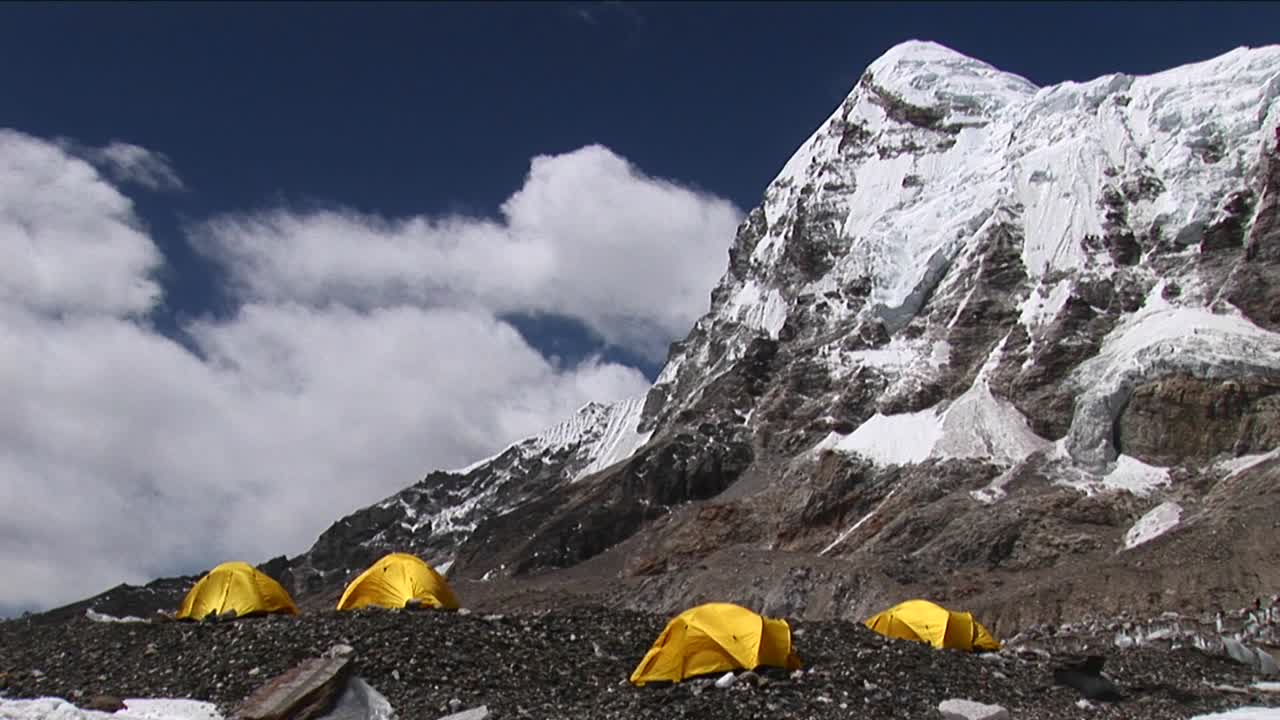 escalador caminando hacia y entrando en la tienda bajo pumori