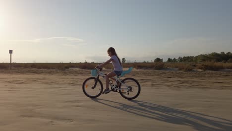 Kleines-Mädchen,-Das-In-Einer-Wüstenumgebung-Fahrrad-Fährt