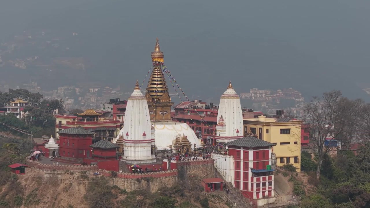 Keskikokoinen dronekuva Swayambhunathin stupasta Kathmandussa, Nepalissa.