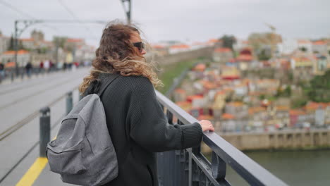 mujer viajera en un puente en porto, portugal