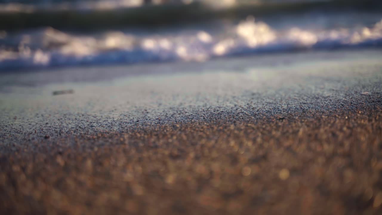 모래 해변에서 바다 파도