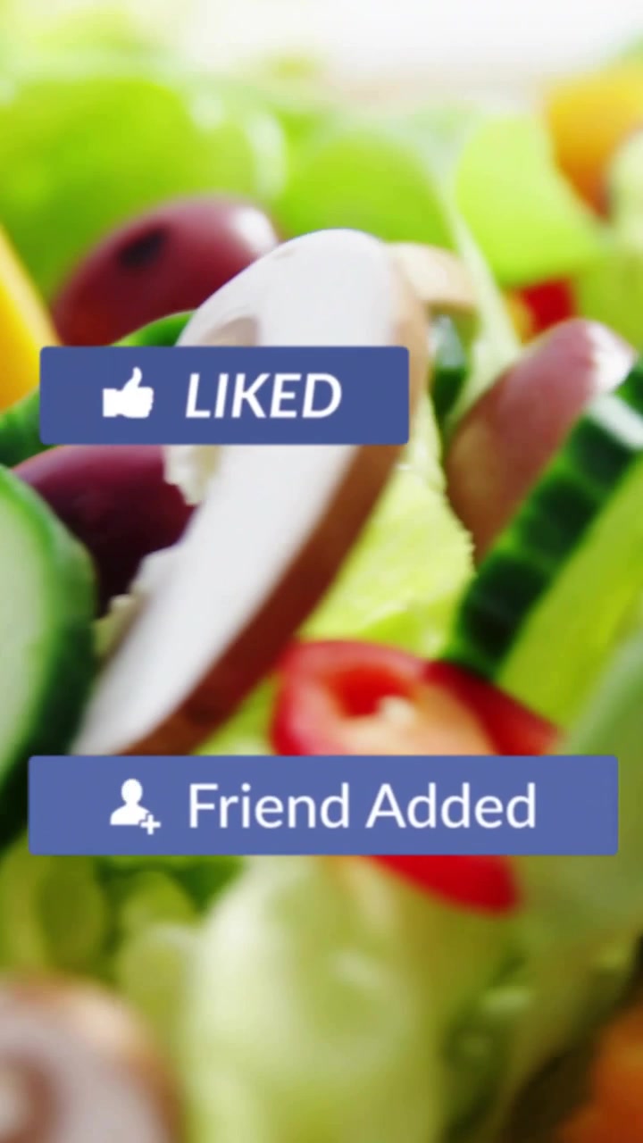 Video verticale: Cursore che clicca su badge "iscriviti" a nastro che scorrono sopra un'insalata, promuovendo la crescita del marketing.