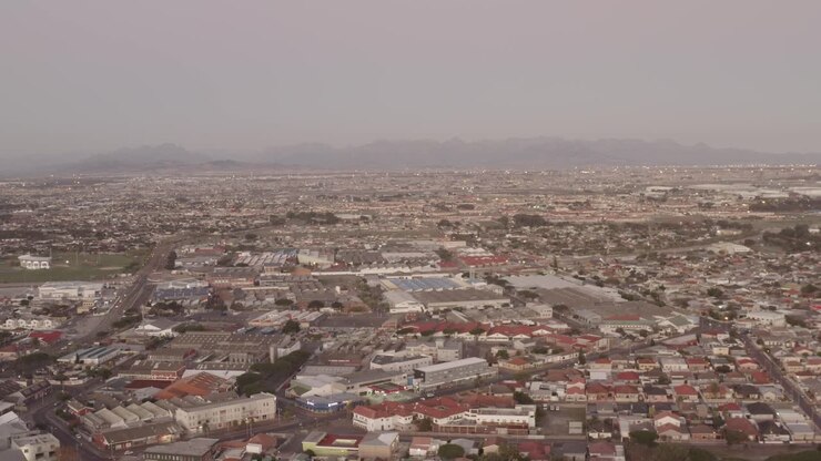 Riprese aeree di una zona residenziale a Città del Capo, chiamata Lansdowne.