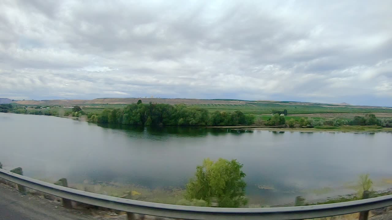 노스 센트럴 워싱턴 주 오카노건 고원의 농업 지역인 오카노건 강을 따라 운전하는 동안 승객의 시점