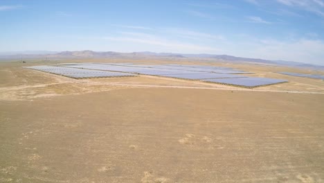 Antena-Sobre-Una-Gran-Granja-De-Paneles-Solares-En-El-Desierto-De-California