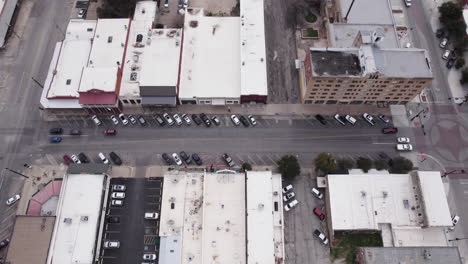 Busy-city-intersection-with-cars-driving-through-in-San-Angelo,-Texas