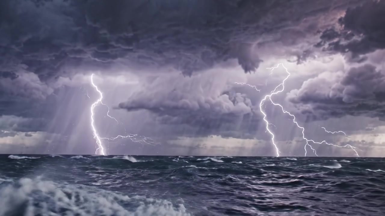 Et dramatisk sjølandskap fanget i to rammer: De kaotiske bølgene og den stormfulle himmelen reflekterer naturens uforutsigbare kraft og skjønnhet.