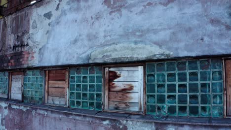 Aéreo---Edificio-De-Fábrica-Abandonado,-Vlahita,-Rumania,-Tiro-Medio-Ascendente