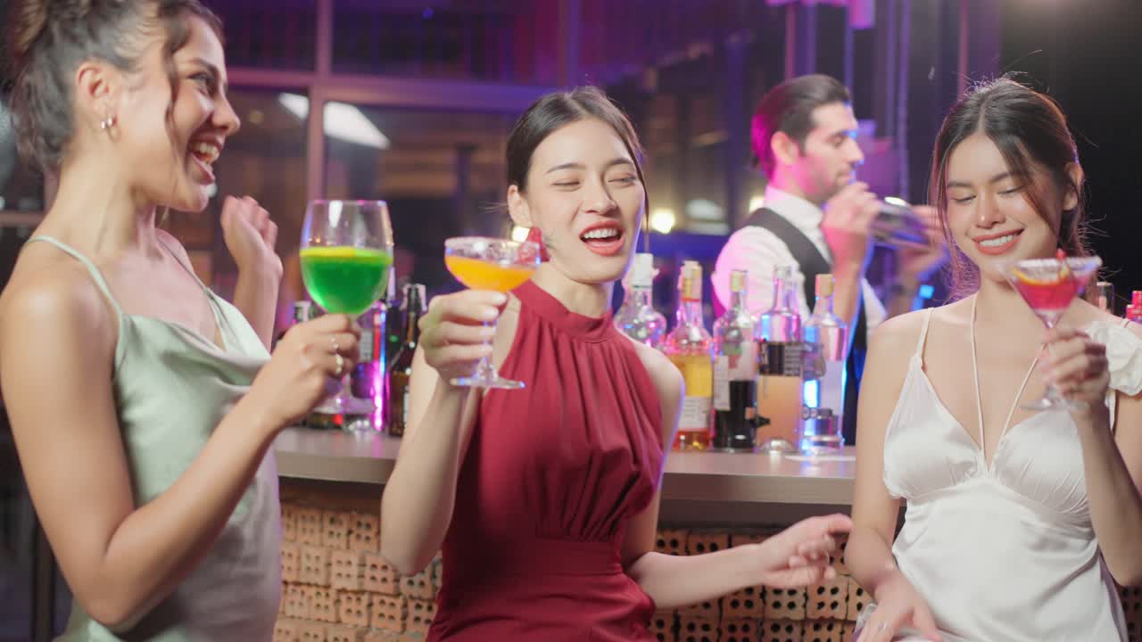 테일 바에서 축하하는 친구들