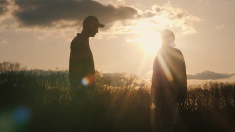 pareja en silueta al atardecer