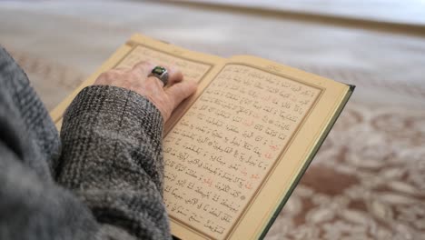 following quran with fingers