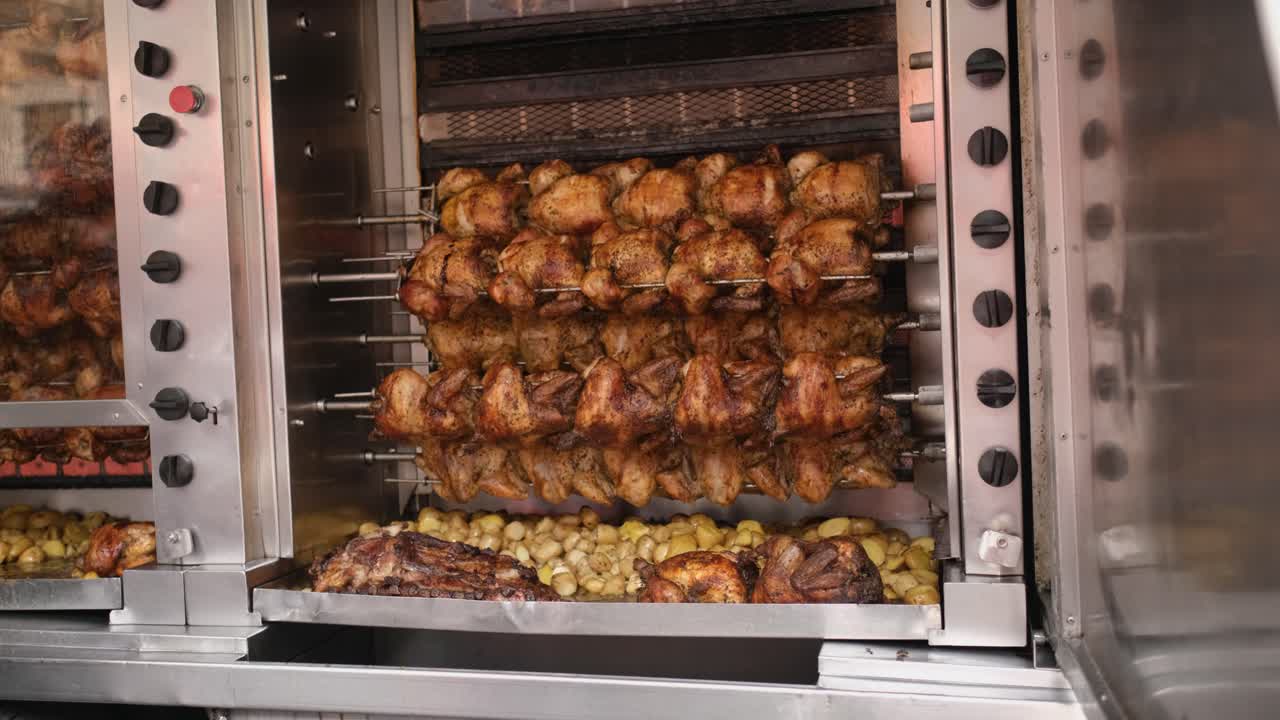 감자에 떨어지는 로티세리 치킨 요리