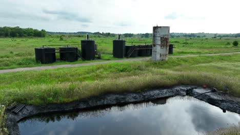 charco de petróleo en el campo de bombeo de pozos de petróleo