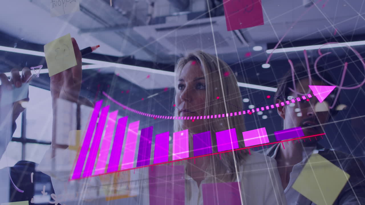 animación del procesamiento de datos financieros sobre mujer de negocios caucásica en la oficina