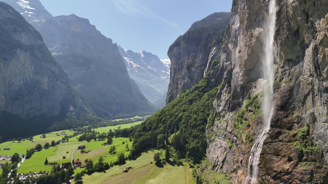 suiza paisaje natural, cascada alpes suizos montañas valle pueblo