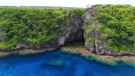 Cueva-Y-Cascada-En-El-Acantilado-De-Las-Rocas-De-La-Isla