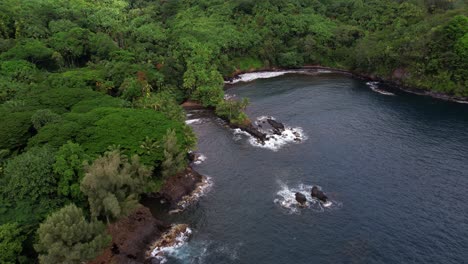 la gran isla de hawaii - la órbita del avión no tripulado sobre la pequeña cala