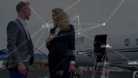 animación de la red de conexiones sobre hombres de negocios caucásicos hablando frente al avión