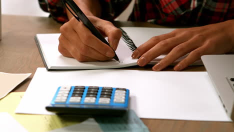 mujer tomando notas con un bolígrafo