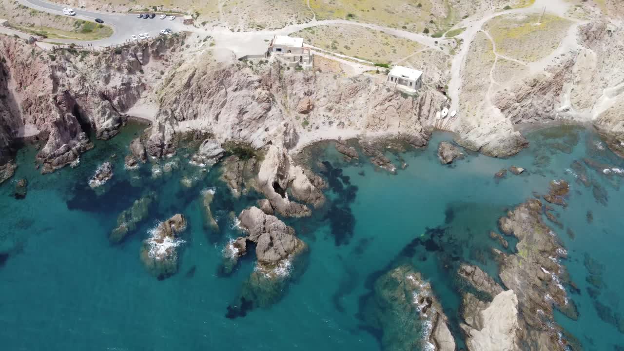 해안에서 멀리 날아가는 동안 을 펴고 있습니다.