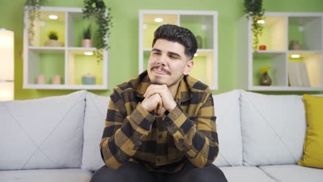 un joven tratando de imaginar su futuro.