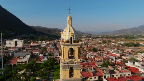 Tamazula-de-Gordiano,-Jalisco,-Mexico---Tamazula-Church-Framed-by-the-Majestic-Backdrop-of-Mountains---Orbit-Drone-Shot