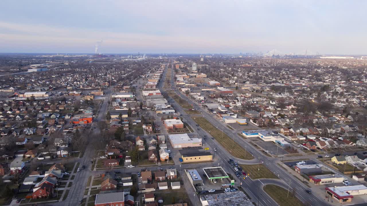 Vista aerea di Fort Street a Lincoln Park, Michigan, in una sera soleggiata