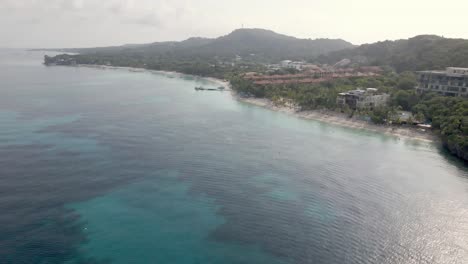 Drohnenaufnahmen-Der-Insel-Roatan,-Honduras