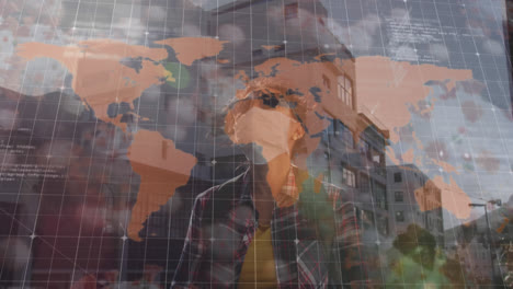 la infección por covid-19 se extiende por todo el mapa mundial contra una mujer que usa una máscara facial usando un teléfono inteligente