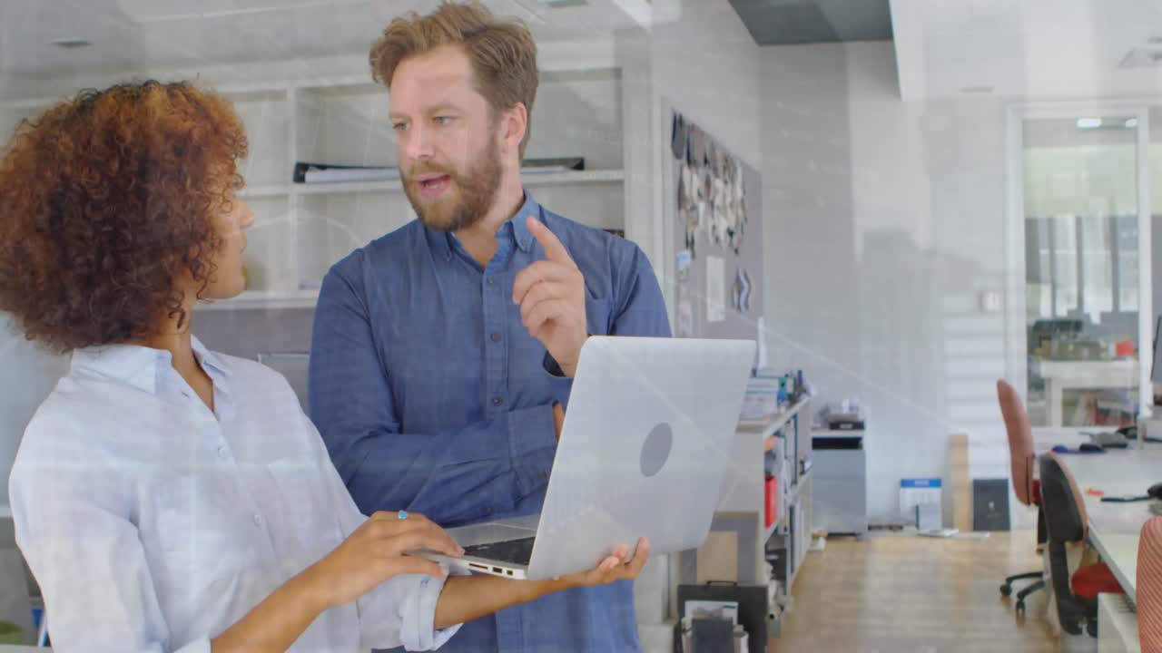 animación del procesamiento de datos y el paisaje urbano sobre diversas personas de negocios en la oficina