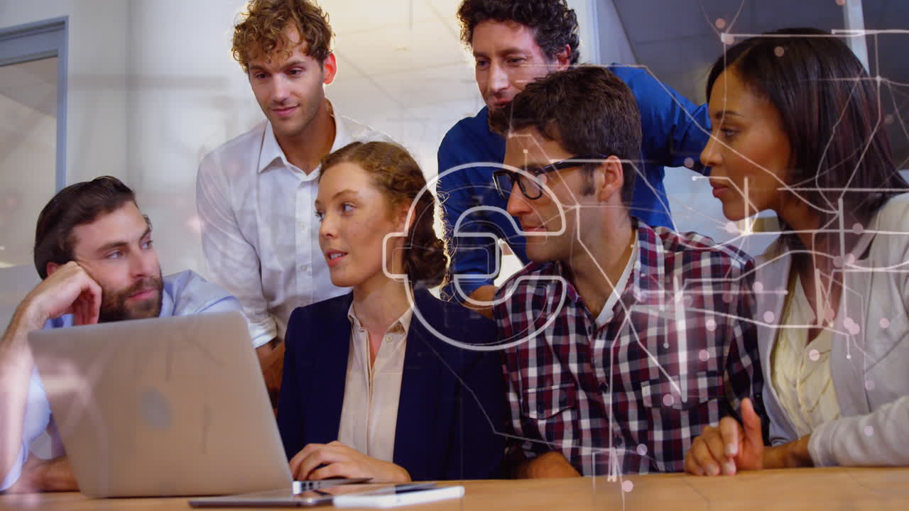 animación del símbolo del euro y senderos de luz contra diversos colegas que discuten juntos en la oficina