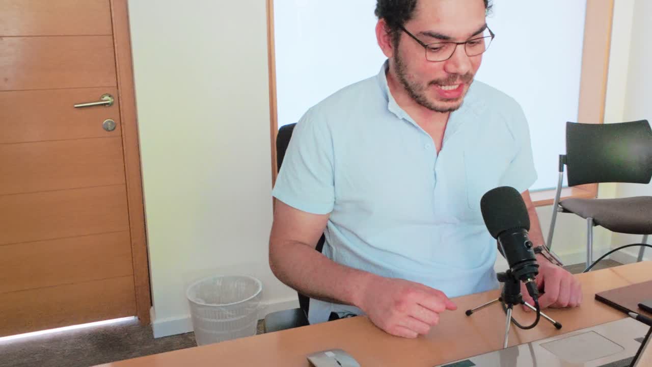 Giovane insegnante che conduce una lezione su Zoom