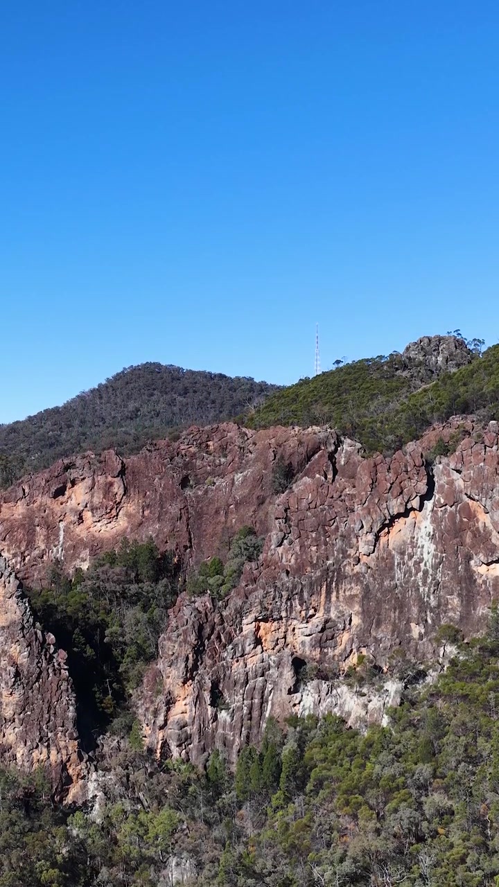 Veduta panoramica di cime vulcaniche frastagliate e pareti rocciose nel Parco Nazionale di Warrumbungle, Australia.
