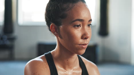 Cansado,-Sudando-Y-Respirando-Con-Una-Mujer-En-El-Gimnasio