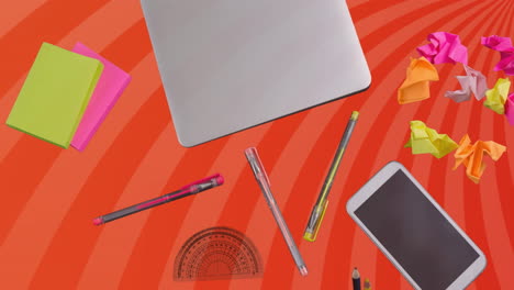 animación de computadoras portátiles y artículos de oficina sobre rayas de hilado naranja