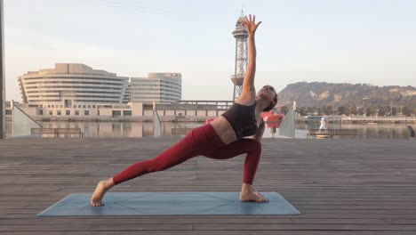 Frau-Macht-Yoga-Posen-Im-Hafen-Von-Barcelona