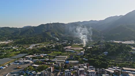 shap pat heung, tai tong, yuen long에 있는 농장에서 연기가 피어오른다