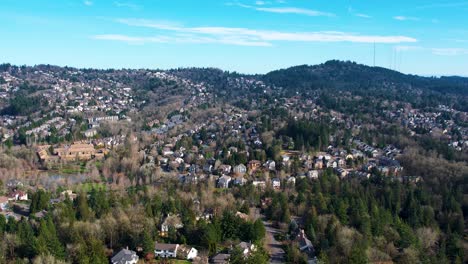toma aérea de drones de 4k con vista a portland, casas suburbanas de oregon