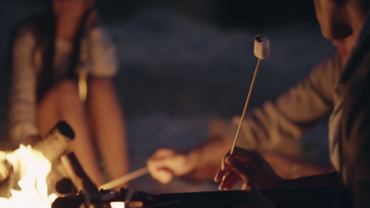 해가 지면 불타고 친구들과 함께 마시멜로를  ⁇ 는 해변 파티