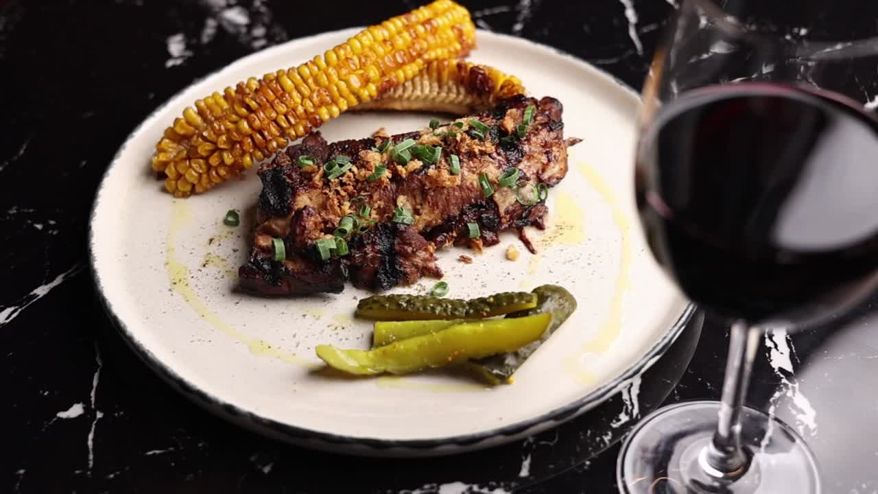bistec a la parrilla con maíz y pepinillos